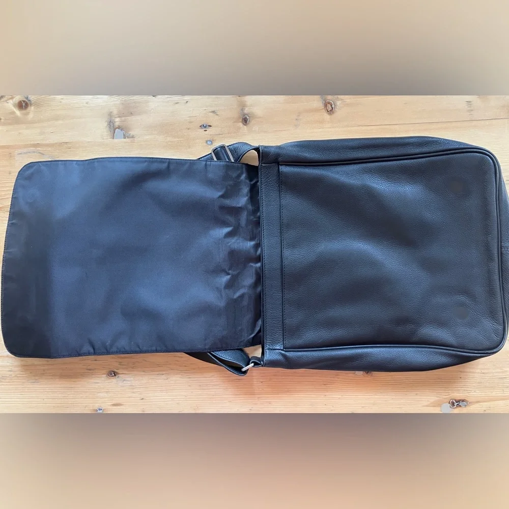 Osgoode Marley Black Leather Vertical Crossbody Messenger Computer Commuter Bag